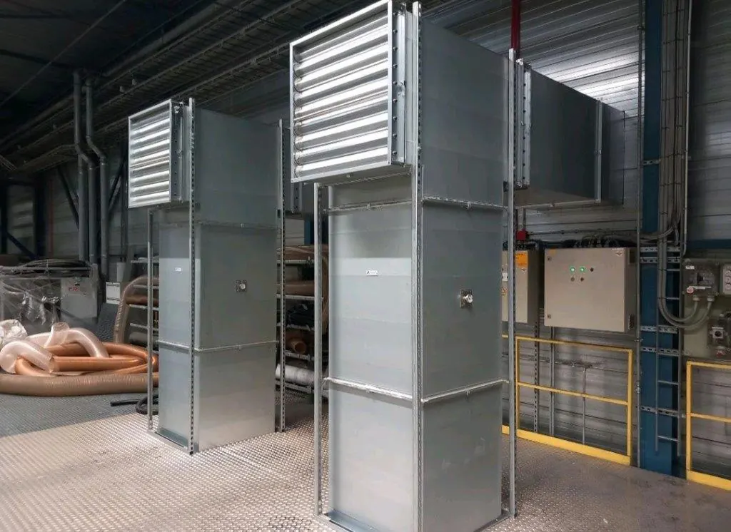 Ventilatiekanalen met roosters in een bedrijfshal