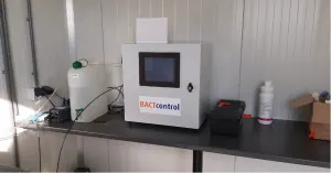 De analyzer van MicroLAN op de labtafel in het container-lab