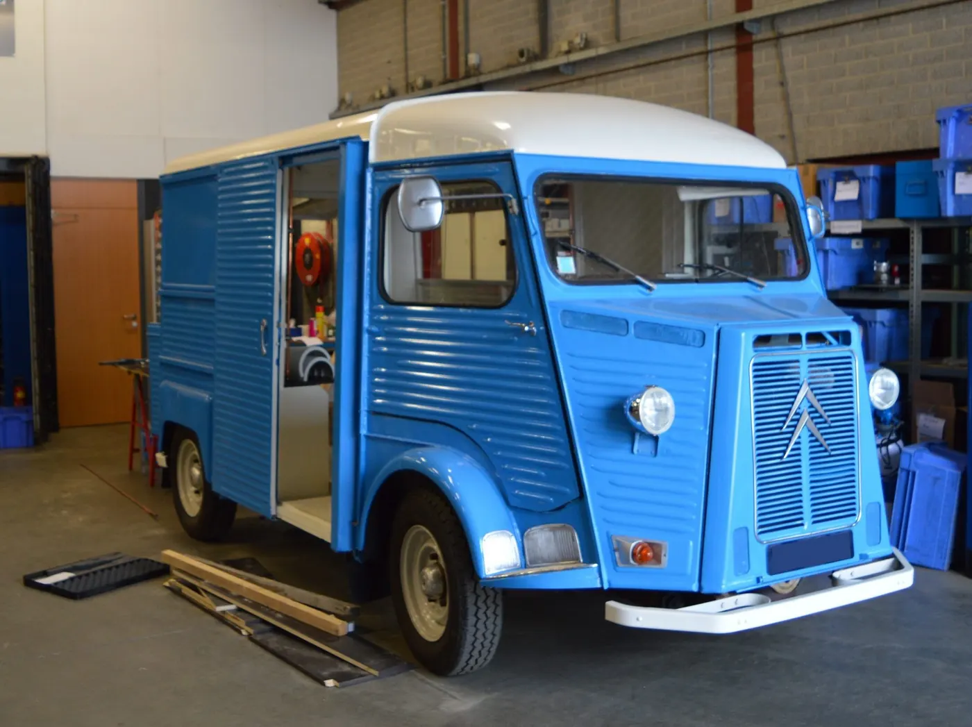 Blauwe Citroën HY-bus, omgebouwd tot evenementenwagen voor WML, in de werkplaats