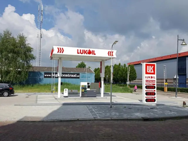 Tankstation Lukoil Express in Gorinchem met de luifel en de prijspaal