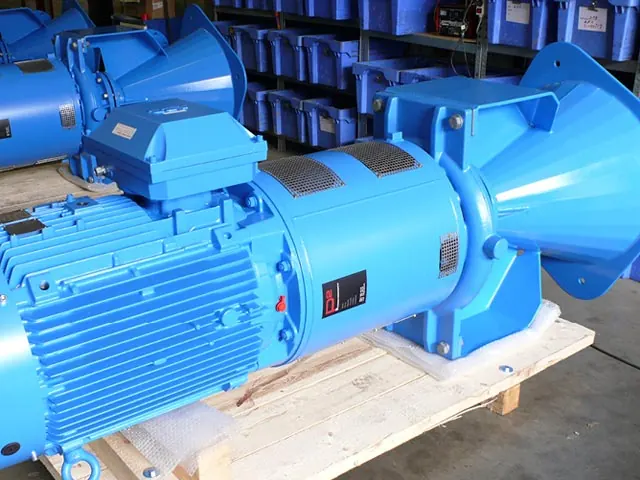 Blauwe pomp met motor, gemonteerd op de nieuwe pompsokkel