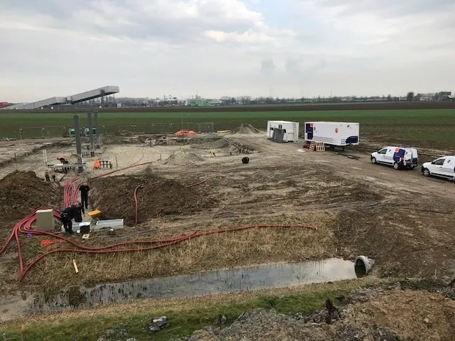 Bouwterrein van het onbemande tankstation in Terneuzen, met graafwerk en servicebussen