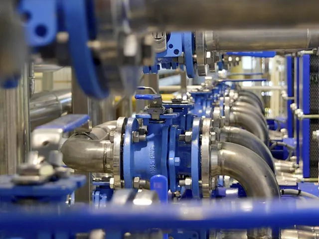 Blauw leidingwerk met afsluiters van de conditioneringsinstallatie