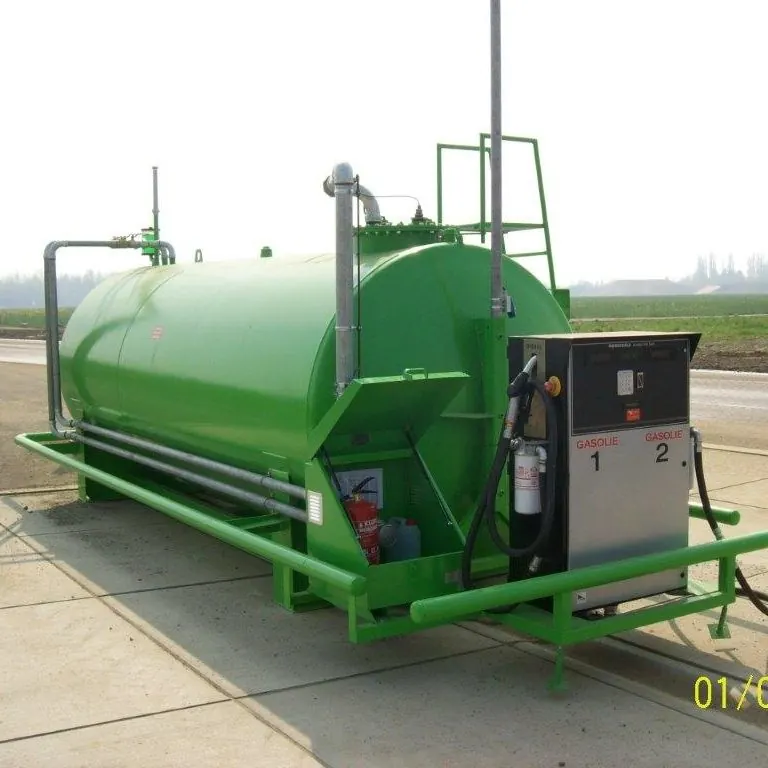 Groene bovengrondse brandstoftank met pompunit op een betonvloer
