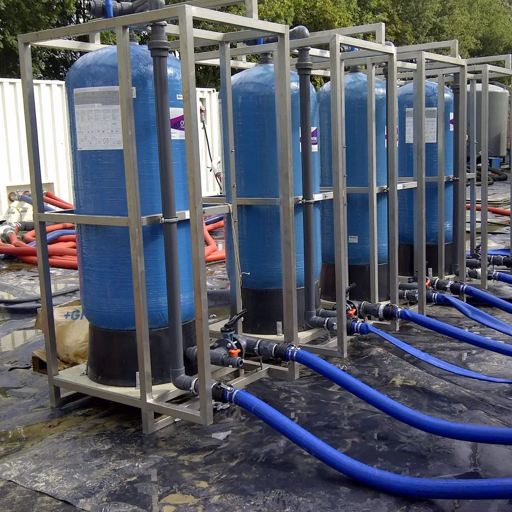 Filterinstallatie met blauwe drukvaten en slangaansluitingen