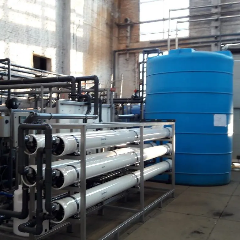Membraanfiltratie-installatie met drukbuizen en een blauwe opslagtank
